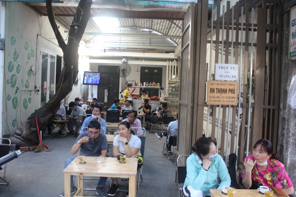 Một quán cà phê tại quận Tân Bình đón khách từ sớm. Ảnh: Hoàng Minh