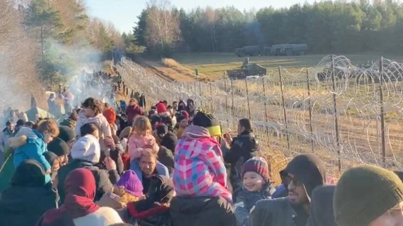 tong thong nga keu goi doi thoai ve tinh hinh nguoi ti nan giua eu va belarus hinh anh 1