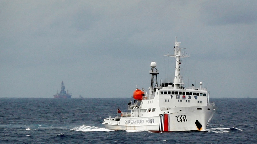 Tàu hải cảnh của Trung Quốc hoạt động trên Biển Đông. Ảnh: Reuters