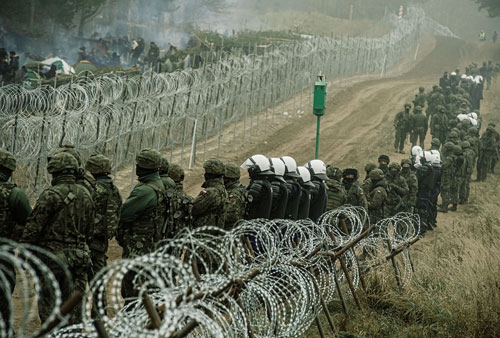 Cảnh sát và quân đội Ba Lan trông chừng người di cư ở biên giới Belarus - Ba Lan./.