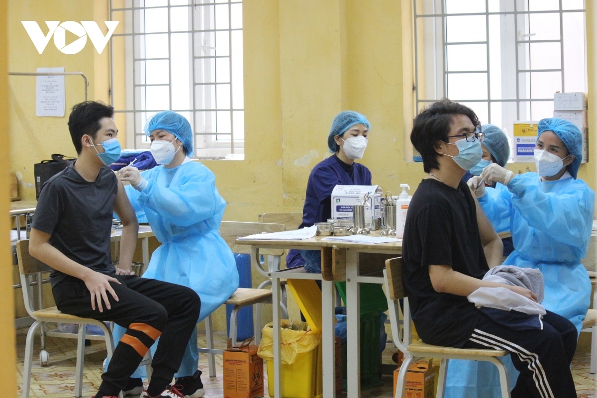 hanoi begins covid-19 vaccinations for teenagers picture 1