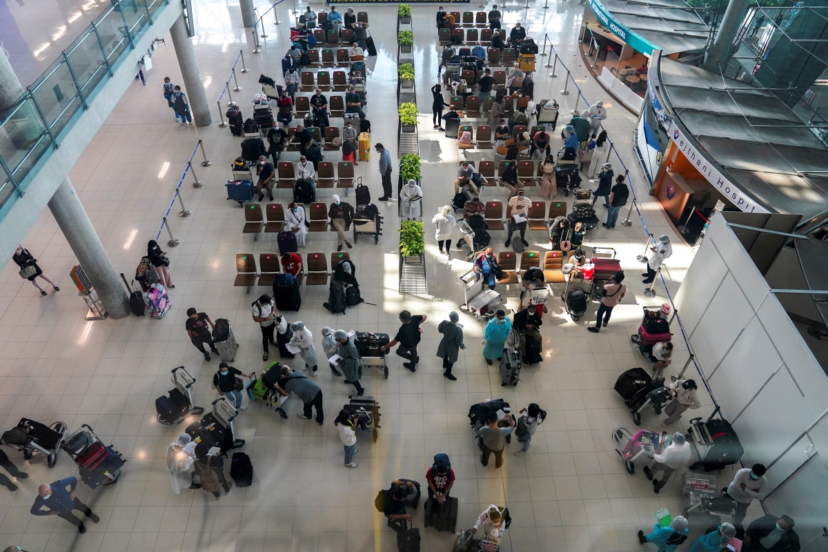 Du khách nước ngoài đến sân bay Suvarnabhumi ở Bangkok, Thái Lan trong ngày đầy tiên mở cửa 1/11. Nguồn: Reuters/Athit Perawongmetha