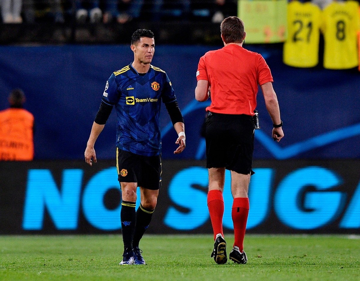 Ronaldo không hài lòng với trọng tài. (Ảnh: Reuters)