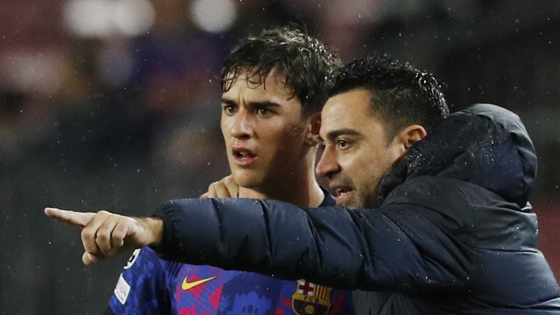 barca nguy co bi loai khoi champions league, hlv xavi van noi cung hinh anh 1