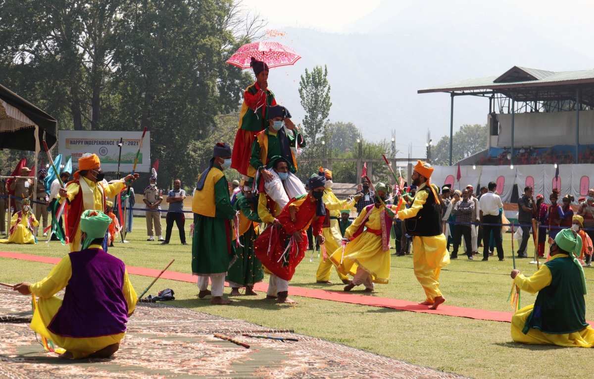 Một buổi trình diễn nghệ thuật dân gian tại Srinagar nhân dịp kỷ niệm 75 năm Quốc khánh Ấn Độ. Nguồn: ANI