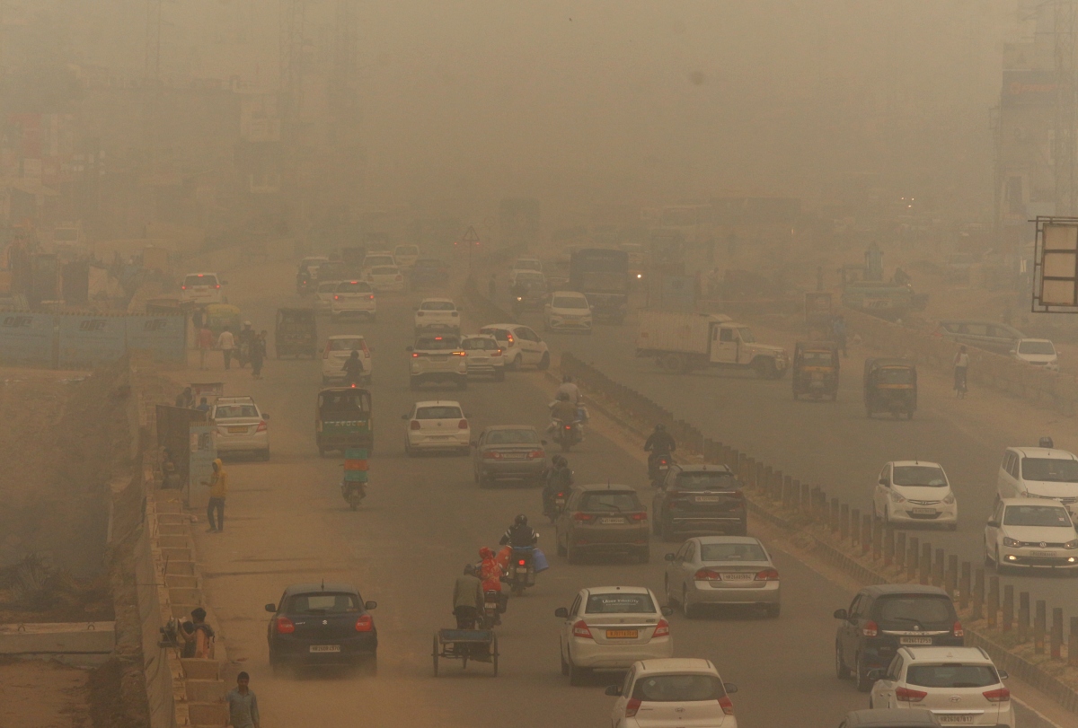 Các phương tiện giao thông di chuyển trong làn sương ô nhiễm dày đặc tại Gurugram, một đô thị vệ tinh của vùng Thủ đô Delhi, Ấn Độ ngày 12/11 (ANI)