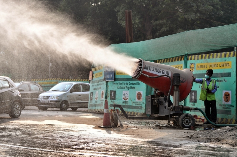 Thiết bị phun nước để giảm bụi vận hành bên ngoài Tòa án Tối cao Ấn Độ tại New Delhi ngày 16/11. Ảnh: ANI