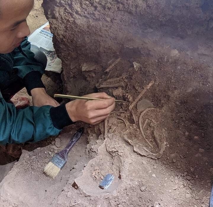 Hình ảnh khu vực phát hiện mộ táng của trẻ em được mai táng trong tư thế nằm co bó gối tại di chỉ Hang Dơi, xã Vũ Lễ, huyện Bắc Sơn.