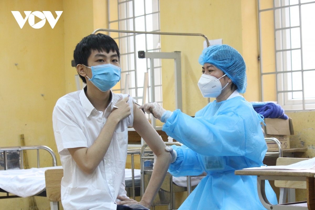 hanoi begins covid-19 vaccinations for teenagers picture 2