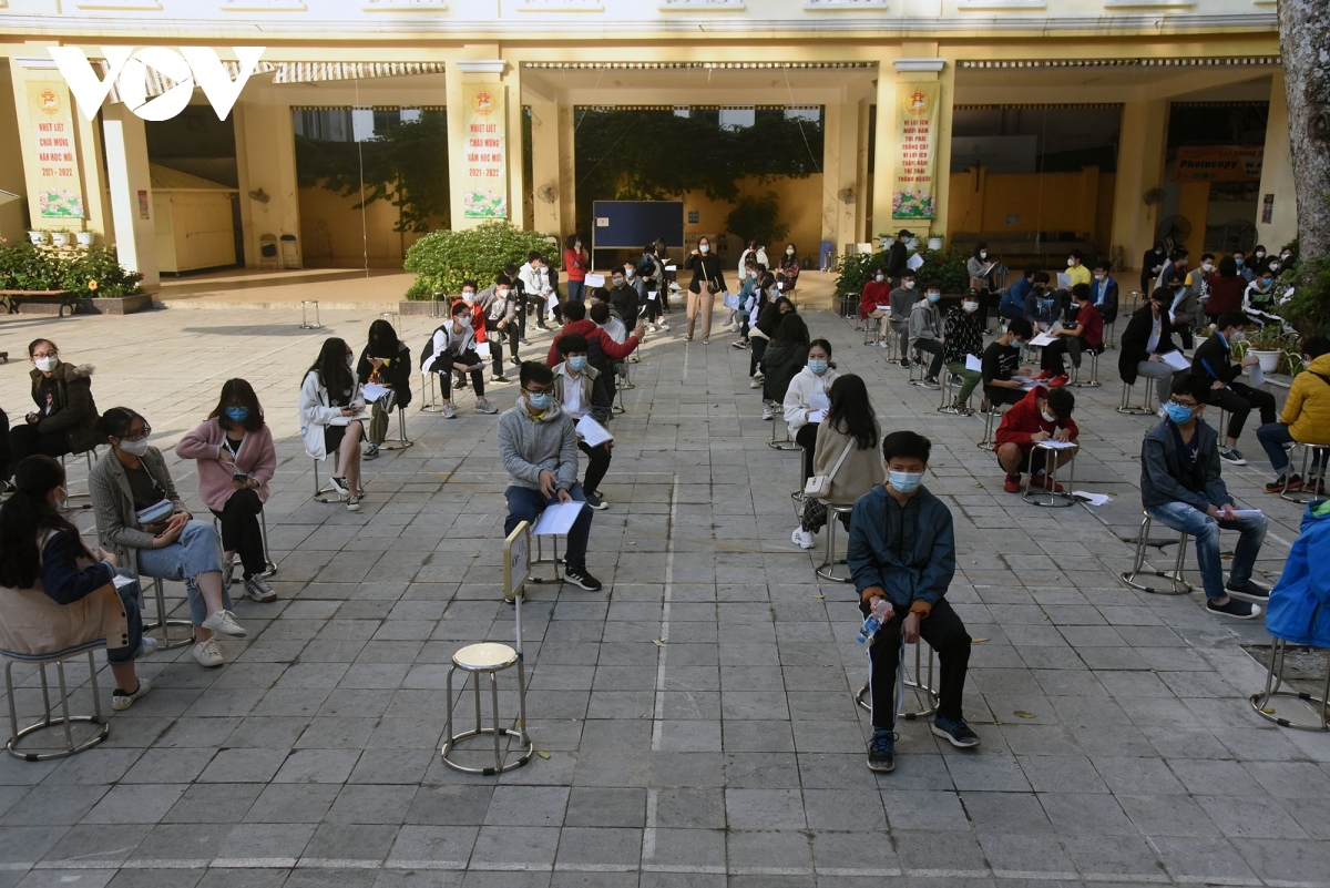 As part of efforts to ensure safety, Trung Vuong Secondary School arranges for students to sit apart in order of classes