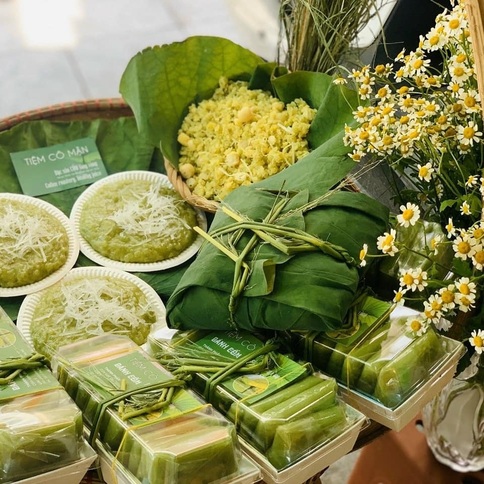 The Banh com (young sticky rice cake), Xoi com (steamed young sticky rice with lotus seeds), and Che com (young sticky rice paste) are prepared by Ms.Man. Photo courtesy of Tiem Co Man