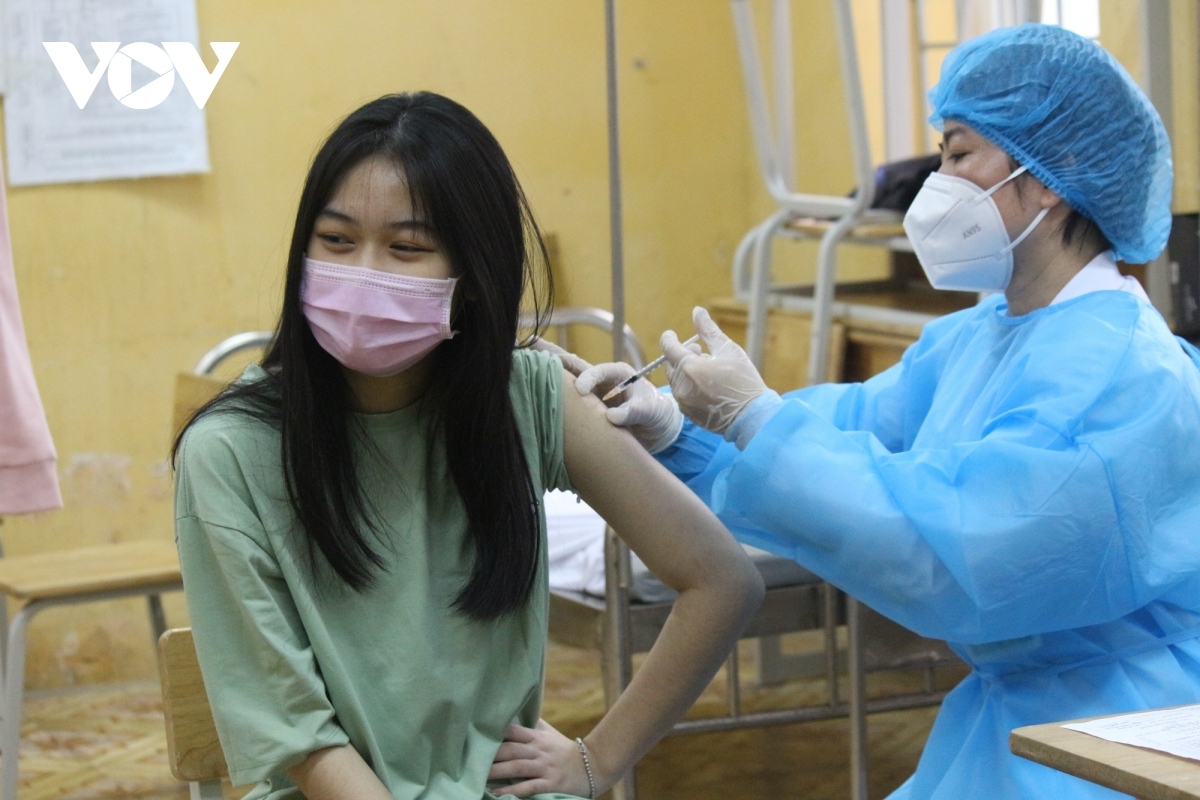 hanoi begins covid-19 vaccinations for teenagers picture 3