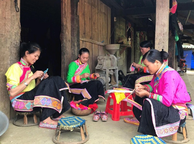 Nghề làm giày thêu của người Xạ Phang được công nhận di sản văn hóa phi vật thể