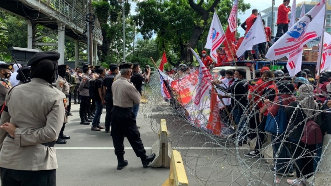 toa hien phap indonesia yeu cau sua doi luat tao viec lam truoc lan song bieu tinh du doi hinh anh 1