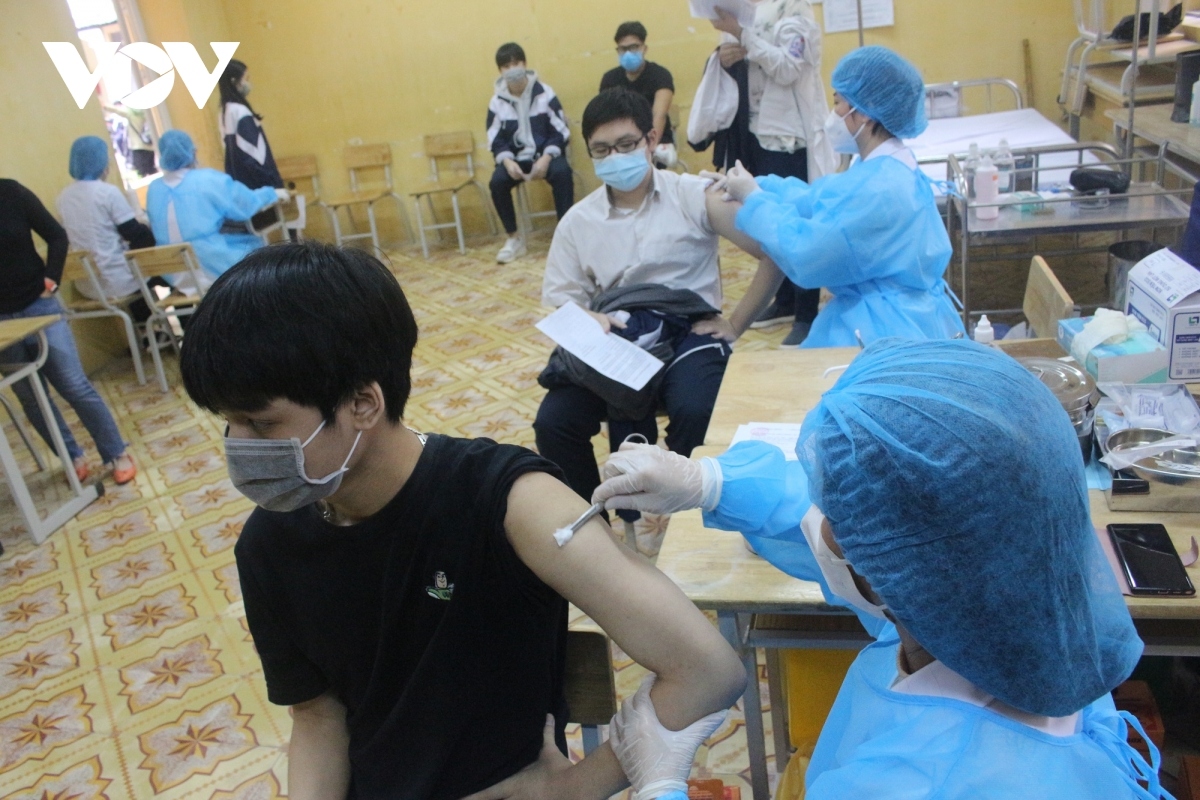 hanoi begins covid-19 vaccinations for teenagers picture 6