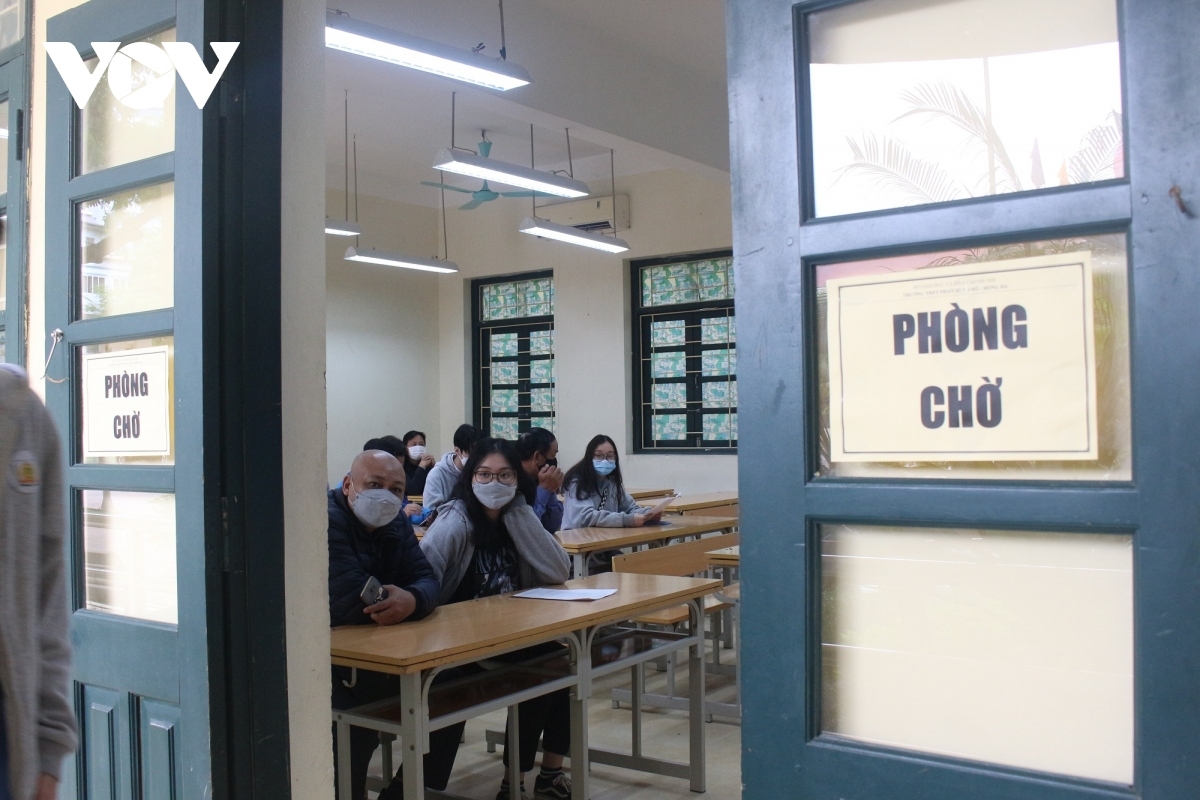 hanoi begins covid-19 vaccinations for teenagers picture 7