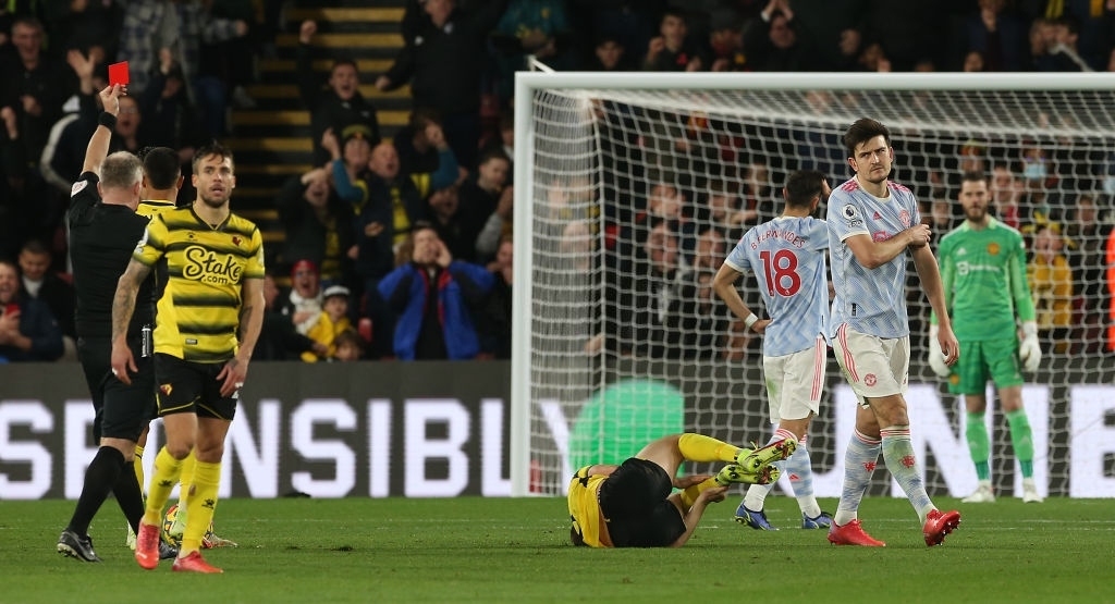 Nhưng khi MU đang miệt mài đi tìm bàn gỡ hoà thì Harry Maguire lại bất ngờ nhận thẻ đỏ ở phút 69. (Ảnh: Reuters)