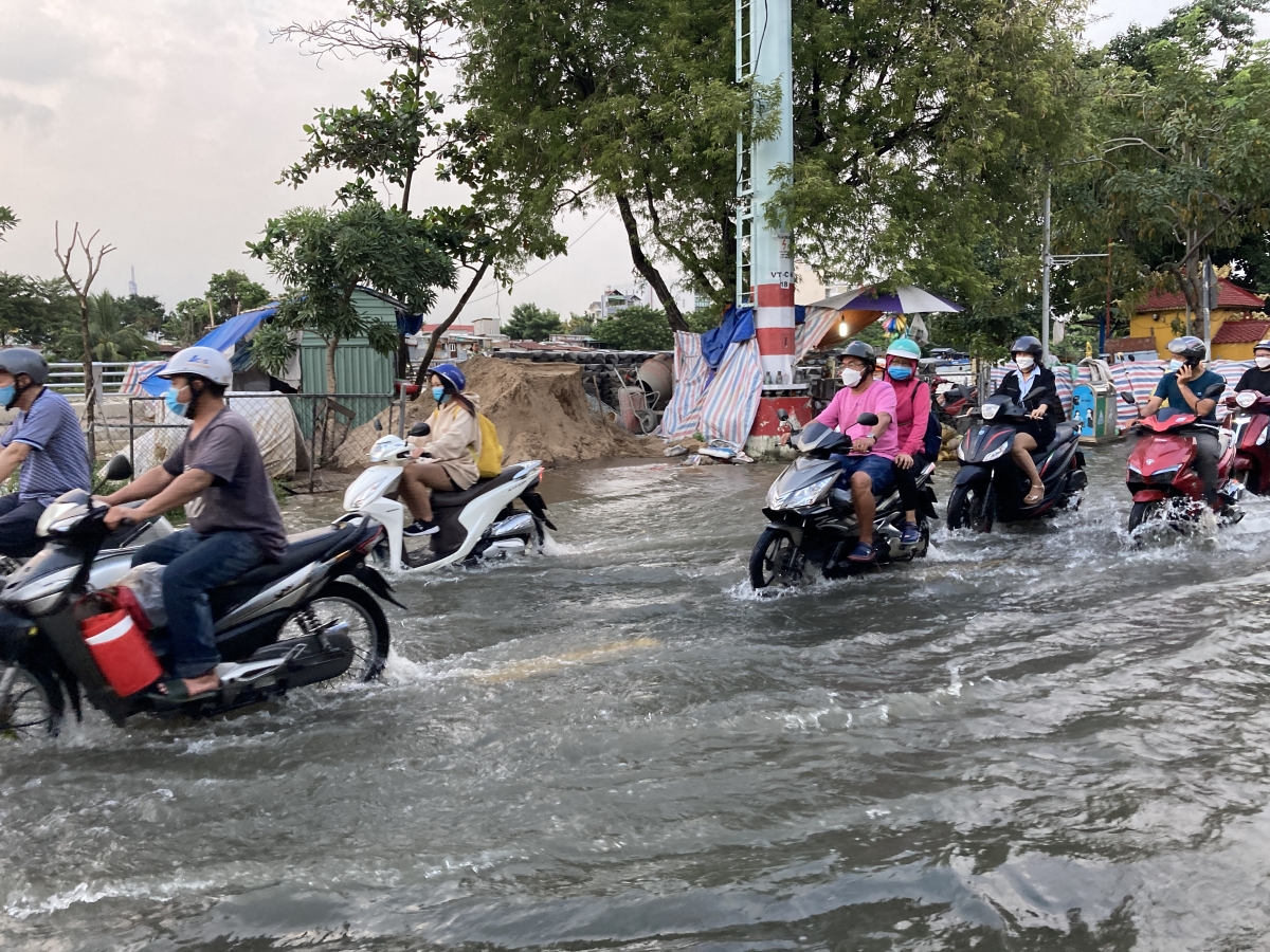 Triều cường đạt đỉnh, người dân TP.HCM khổ sở vì nước ngập