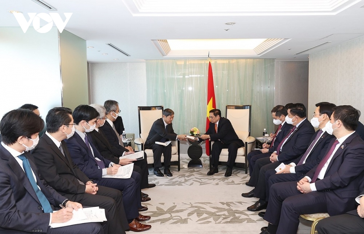 Prime Minister Pham Minh Chinh (R) meets with Kitaoka Shinichi, President of the Japan International Cooperation Agency (JICA).