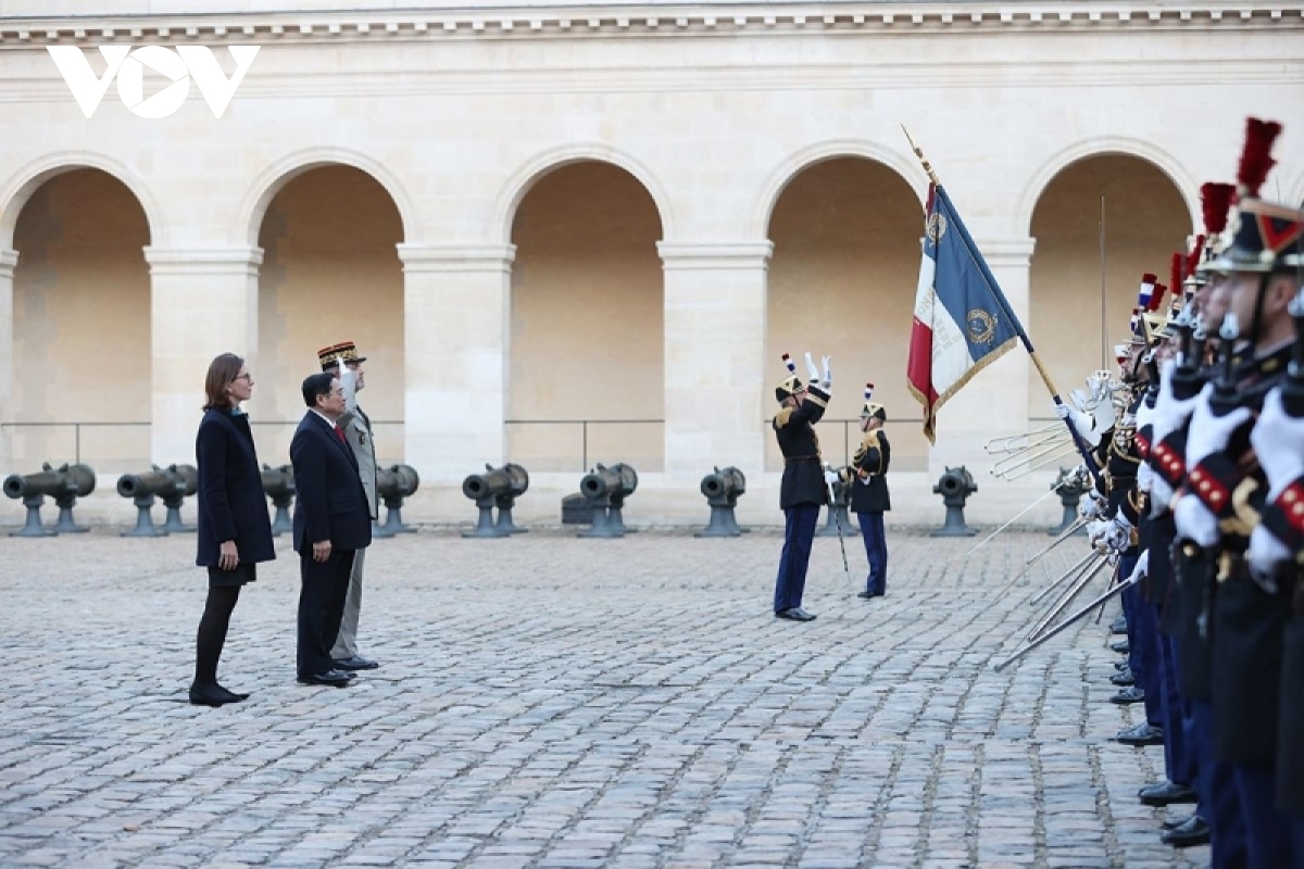 PM Pham Minh Chinh (middle) reviews the Guards of Honour 