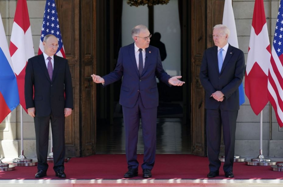 Từ trái sang phải: Tổng thống Nga Vladimir Putin, Tổng thống Thụy Sĩ Guy Parmelin và Tổng thống Mỹ Joe Biden tại Geneva, Thụy Sĩ ngày 16/6/2021. Ảnh: AP