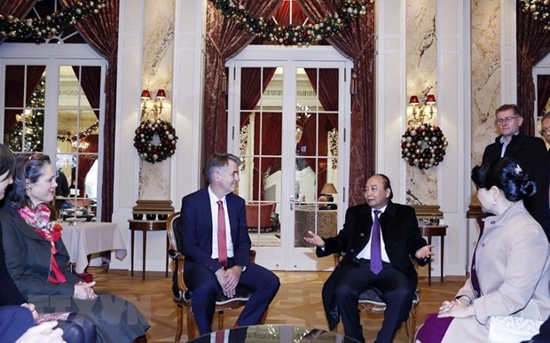 President Nguyen Xuan Phuc (second, right)  receives Mayor of Bern Alec Von Graffenried. (Photo: VNA)