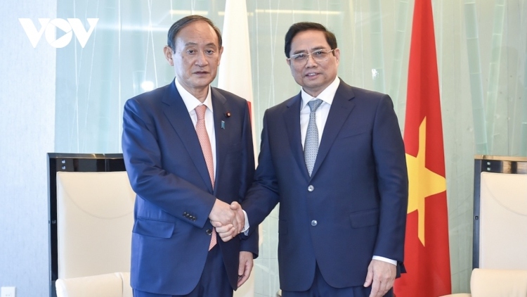 Prime Minister Pham Minh Chinh (R) and former Japanese Prime Minister Yoshihide Suga.
