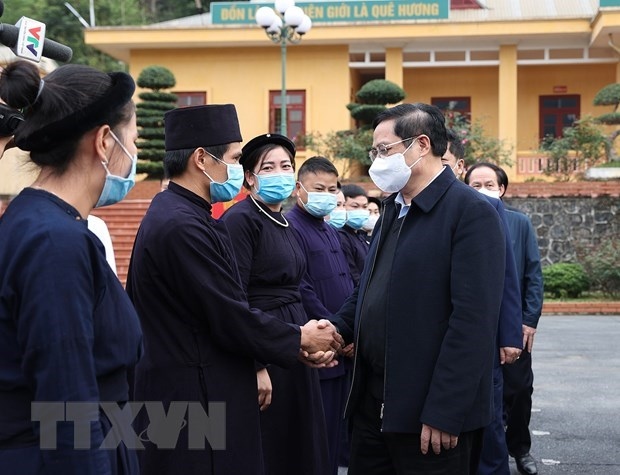 Prime Minister Pham Minh Chinh meets local people in Dam Thuy commune (Photo: VNA)