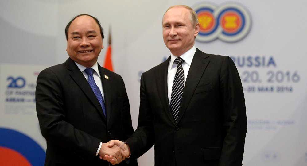 The then Prime Minister Nguyen Xuan Phuc met with President Vladimir Putin on the sidelines of an ASEAN - Russia summit in Sochi, Russia, in 2016.