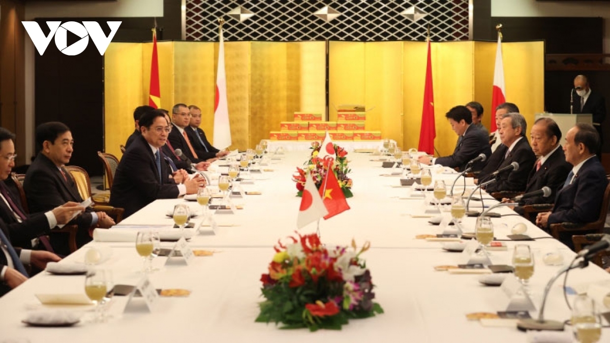 PM Pham Minh Chinh receives former Japanese Prime Minister Yoshihide Suga and former Secretary General of the Liberal Democratic Party (LDP) Toshihiro Nikai in Tokyo on November 23.