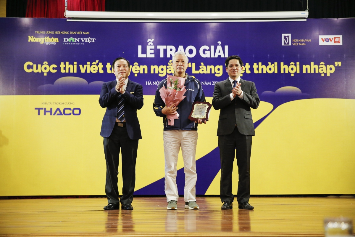 Ông Lưu Quang Định, Tổng biên tập Báo  Nông thôn Ngày nay/điện tử Dân Việt và ông Phạm Tiến Nam, Phó Chủ tịch Hội Nông dân Việt Nam trao Giải Nhất cho nhà báo, nhà văn Trần Chiến với tác phẩm 