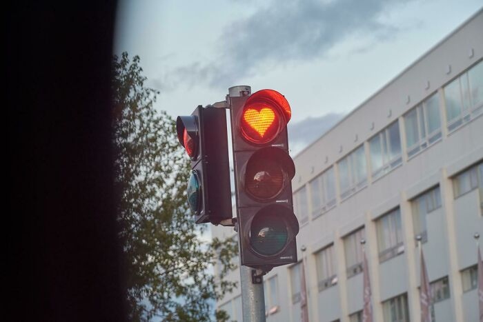 Mọi cột đèn giao thông ở Akureyri, Iceland đều có hình trái tim.