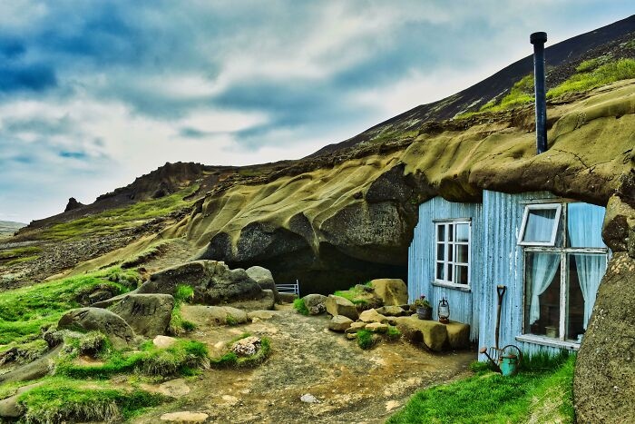 Một ngôi nhà được xây trên một quả đồi ở Iceland./.