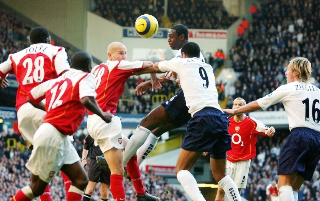 Hình ảnh từ trận đấu Tottenham thua Arsenal 4-5 ngày này 17 năm trước. (Nguồn: Getty). 