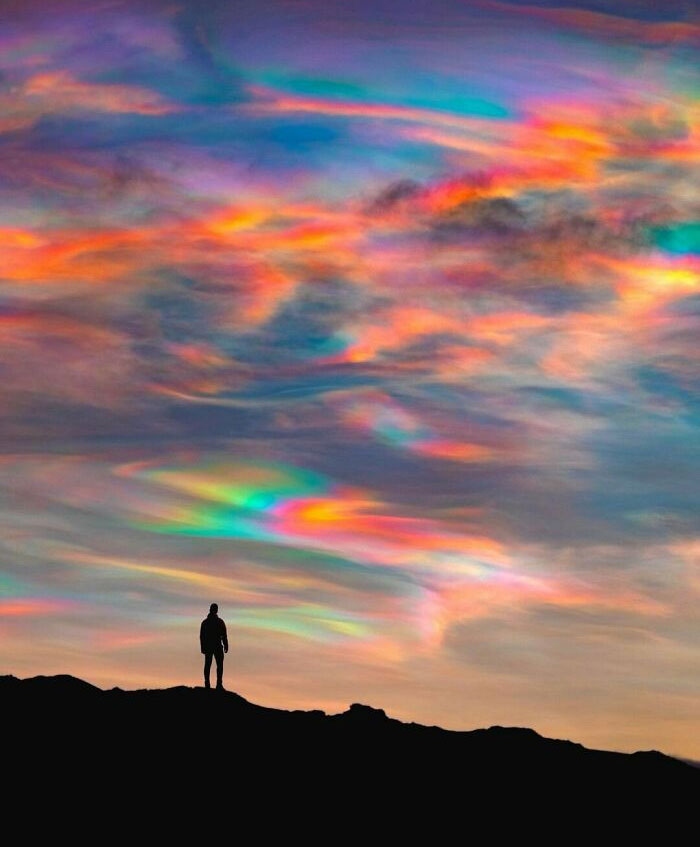 Những đám mây xà cừ với đủ các màu sắc ở Iceland.