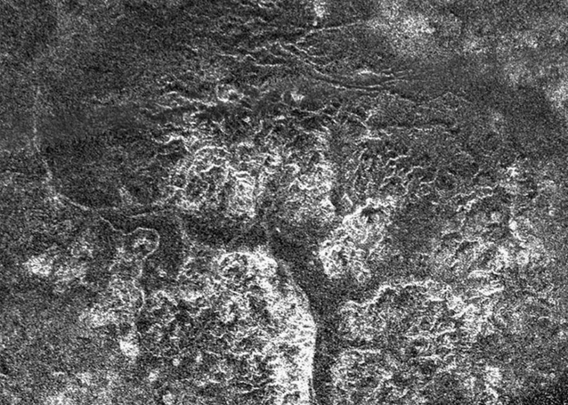 Năm 2013, tàu vũ trụ Cassini của NASA đã phát hiện ra một hẻm núi rộng khoảng hơn 8.000m trên mặt trăng Titan của sao Thổ. Hẻm núi này được lấp đầy bởi hydrocarbon lỏng. Đây là lần đầu tiên các nhà nghiên cứu phát hiện ra bằng chứng về các hẻm núi và kênh đào chứa đầy chất lỏng trên Titan.