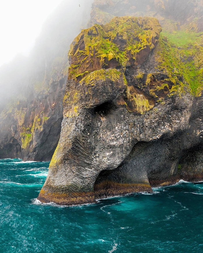 Đá Voi - Một tác phẩm điêu khắc tuyệt vời của tự nhiên ở đảo Heimaey, Iceland.