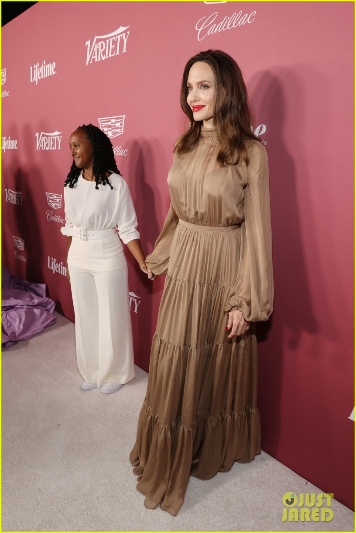 angelina jolie lộ bàn tay gân guốc, tái xuất gầy gò trên phố hình ảnh 8 angelina jolie lo ban tay gan guoc, tai xuat gay go tren pho hinh anh 8
