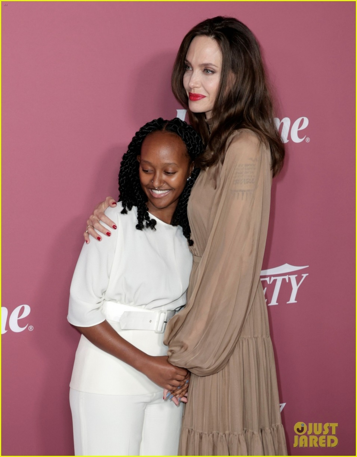 angelina jolie lộ bàn tay gân guốc, tái xuất gầy gò trên phố hình ảnh 9 angelina jolie lo ban tay gan guoc, tai xuat gay go tren pho hinh anh 9