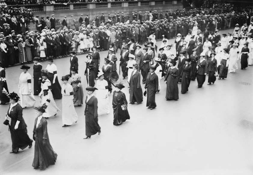 Vào ngày 29/8/1914, ngay sau khi Chiến tranh thế giới thứ nhất nổ ra, nhiều phụ nữ đã tuần hành xuống Đại lộ số 5 của New York để phản đối chiến tranh. Nhiều phụ nữ mặc đồ màu đen, biểu tượng cho sự tang thương, trong khi những người khác mặc đồ trắng, màu sắc liên quan đến hòa bình.