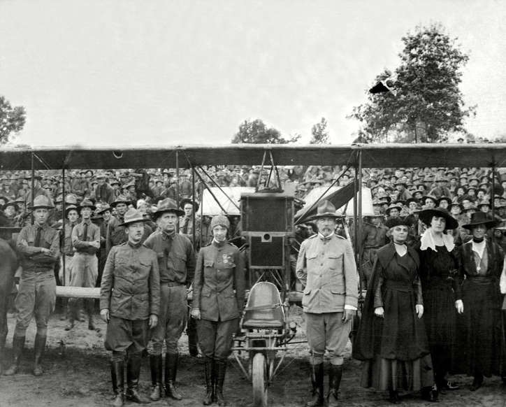 Năm 1917, Ruth Law trở thành người phụ nữ đầu tiên được phép mặc đồng phục của Lực lượng Không quân Mỹ. Tuy nhiên, cô không được phép tham gia các trận không chiến. Trong ảnh: Ruth Law chụp ảnh với các thành viên của Sư đoàn 29 tại Trại McClellan ở Alabama./.
