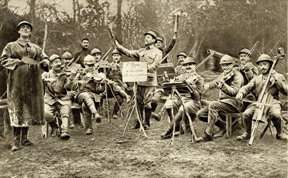 Trong Chiến tranh thế giới thứ nhất, nhiều buổi hòa nhạc ngẫu hứng đã được tổ chức để nâng cao tinh thần của các binh sĩ. Bức ảnh trên được chụp vào năm 1916 khi những người lính Pháp tham gia buổi hòa nhạc trong Ngày Thánh Barbara.