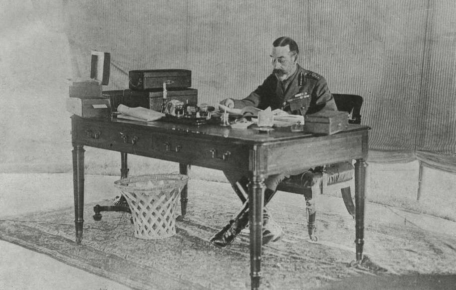 Vua George V (1865-1936) làm việc trong một căn lều dựng ở sân của Cung điện Buckingham.