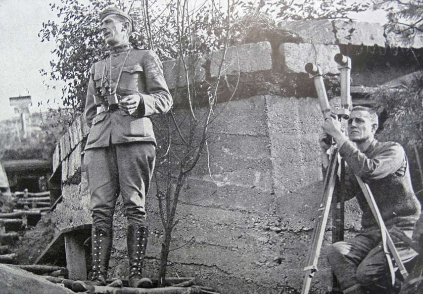 Bức ảnh này chụp những người lính Mỹ đóng quân tại Montsec, Pháp, vào năm 1918. Họ quan sát khu vực xung quanh bằng ống nhòm và kính tiềm vọng hai mắt. Ngày nay, Montsec là nơi có đài tưởng niệm tôn vinh những người lính Mỹ đã ngã xuống tại khu vực này vào cuối Thế chiến thứ nhất.