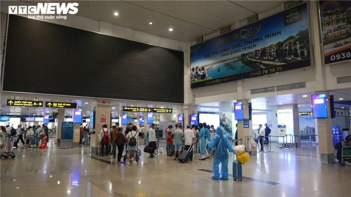 tan son nhat airport bustling from resumption of activities picture 5