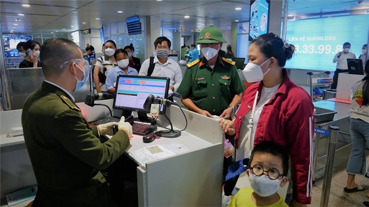 tan son nhat airport bustling from resumption of activities picture 7