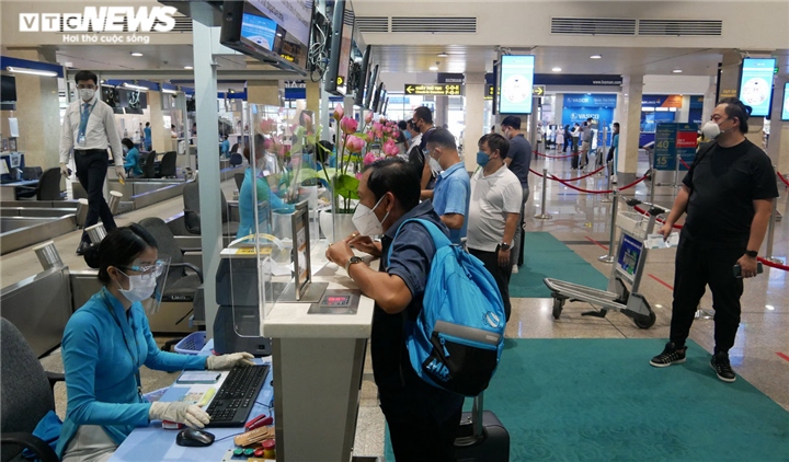 tan son nhat airport bustling from resumption of activities picture 9