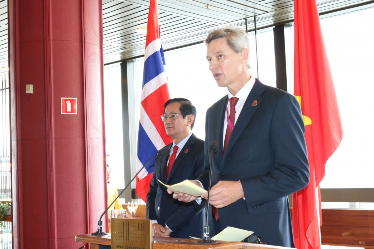Đại sứ Lê Hồng Lam và ông Tore Hattrem, Tổng Thư ký Bộ Ngoại giao Na Uy phát biểu tại Lễ kỷ niệm 76 năm Quốc khánh Việt Nam và 50 năm thiết lập quan hệ ngoại giao Việt Nam – Na Uy.