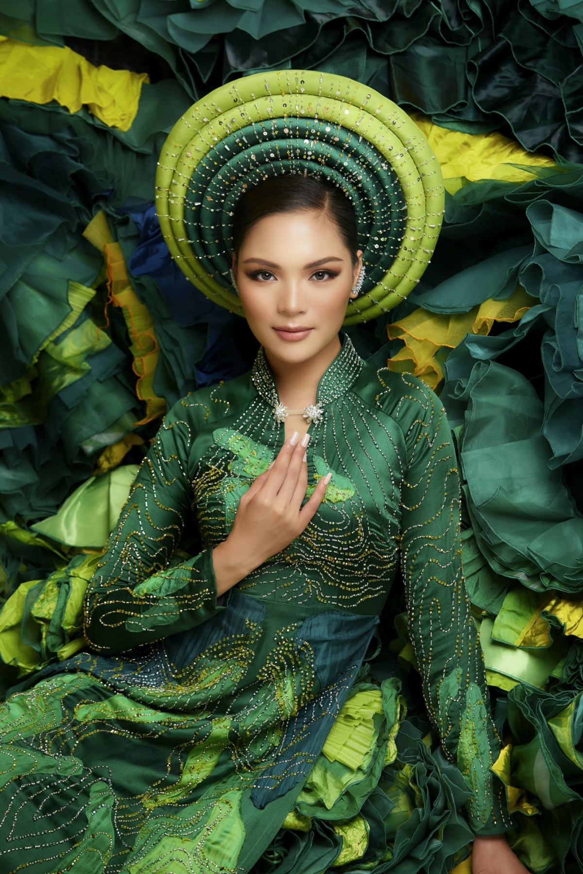 Dai dien viet nam chon ao dai va tho cam la trang phuc dan toc du thi miss earth 2021 hinh anh 1