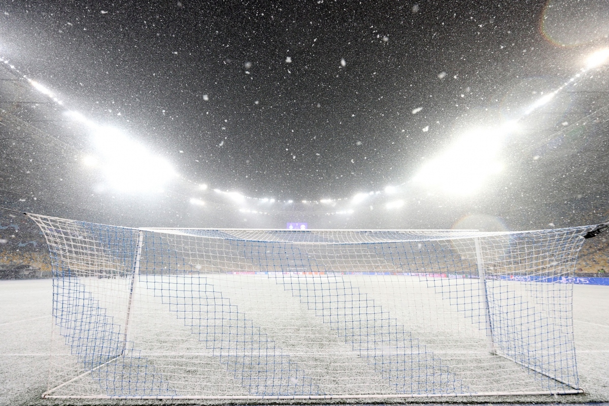 Tuyết rơi trắng xoá trên sân Olympiyskiy trước khi trận đấu giữa Dynamo Kyiv và Bayern Munich bắt đầu.